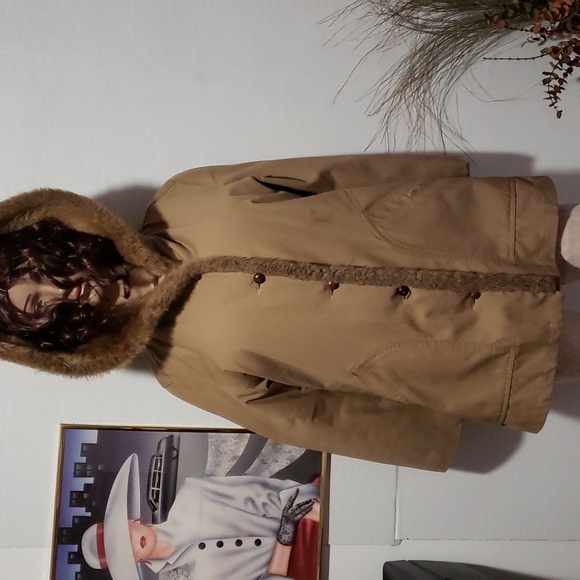 FORECASTER OF BOSTON LUXURY LOOK FUR COAT. - Picture 3 of 13